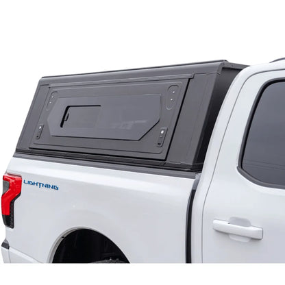 Hardtop Alu-Cab Contour en aluminium pour Volkswagen Amarok 2023+ Double Cab, vue de face avec fenêtres latérales.