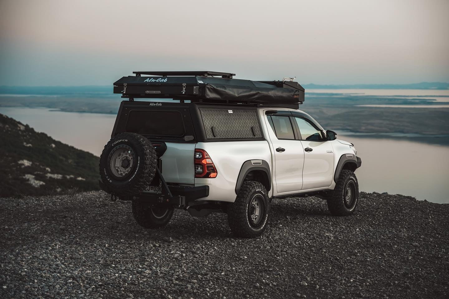 Hardtop Alu-Cab Explorer 3 Toyota Hilux 2016 à Présent sur Xperts4x4 Accessoires 4x4 Off-Road