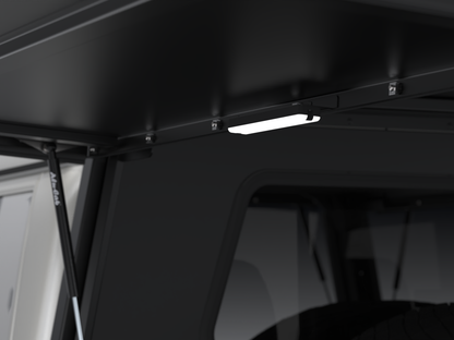 Hardtop Alu-Cab Explorer 3 pour Toyota Land Cruiser 79 Double-Cab, en aluminium, installé sur le véhicule.