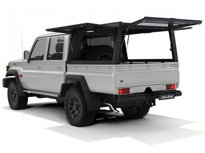 Hardtop Alu-Cab Explorer 3 pour Toyota Land Cruiser 79 Double-Cab, en aluminium robuste, vue de côté avec fenêtres et porte.