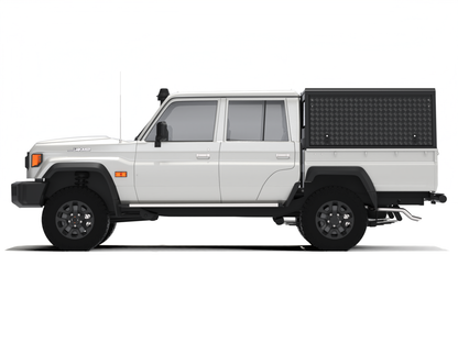 Hardtop Alu-Cab Explorer 3 en aluminium pour Toyota Land Cruiser 79 Double-Cab, vue de côté avec fenêtre latérale.