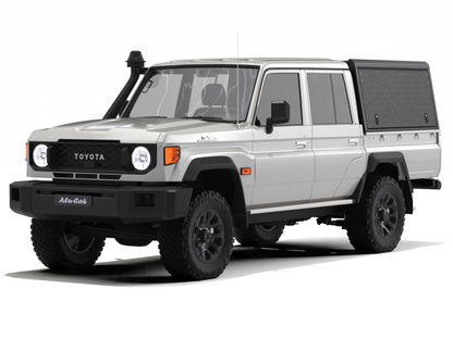 Hardtop Alu-Cab Explorer 3 en aluminium pour Toyota Land Cruiser 79 Double-Cab, vue de face avec fixation.