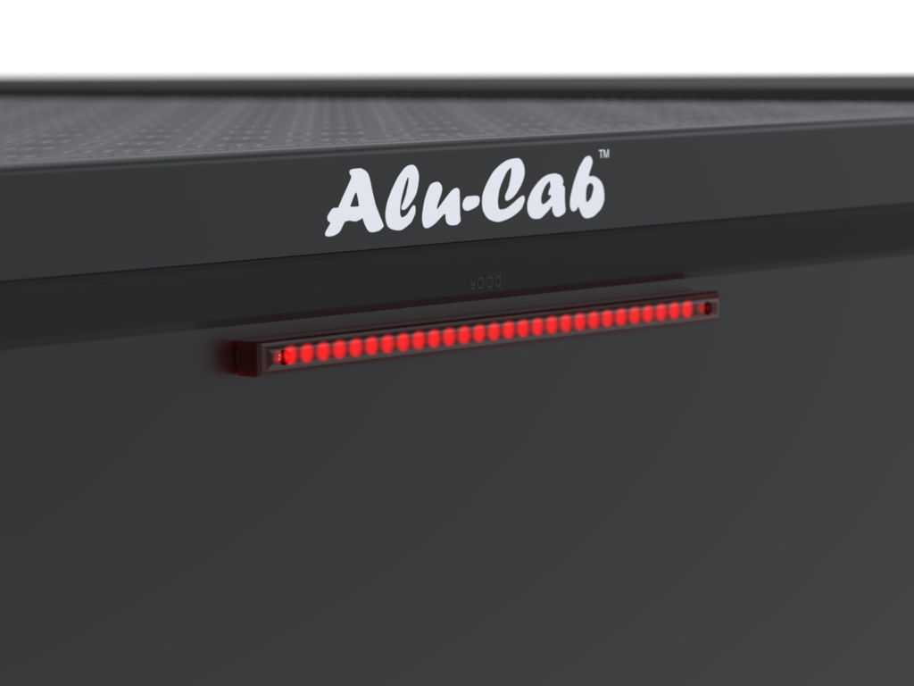 Hardtop Alu-Cab "Guard" pour Isuzu D-Max 2020+, double cabine, en aluminium, vue de face avec fenêtres latérales