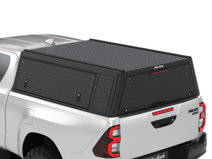 Hardtop Alu-Cab "Guard" pour Toyota Hilux Revo 2016+ Extra Cab, en aluminium, vue de face avec fenêtres latérales.