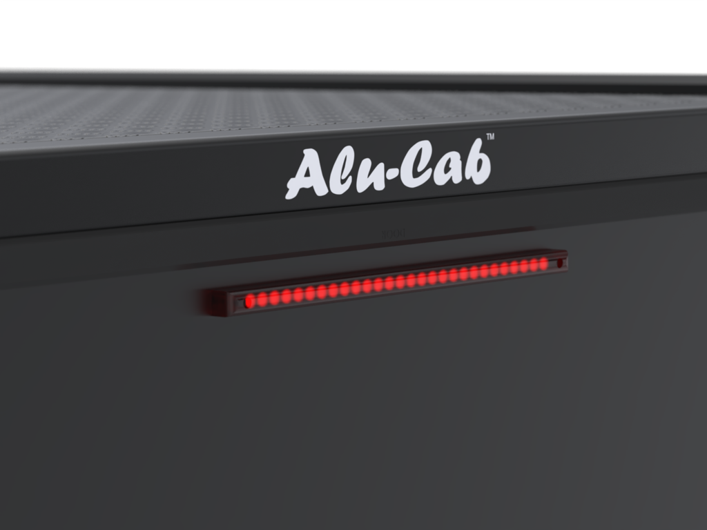 Hardtop Alu-Cab "Guard" pour Toyota Tacoma 2024+ en aluminium, version lisse, vue de face avec fenêtres latérales.