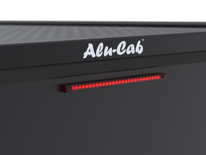 Hardtop Alu-Cab "Guard" pour Toyota Tacoma 2024+ en aluminium, version lisse, vue de face avec fenêtres latérales.