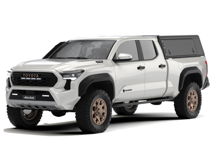 Hardtop Alu-Cab "Guard" pour Toyota Tacoma 2024+, version lisse, en aluminium, installé sur le camion.