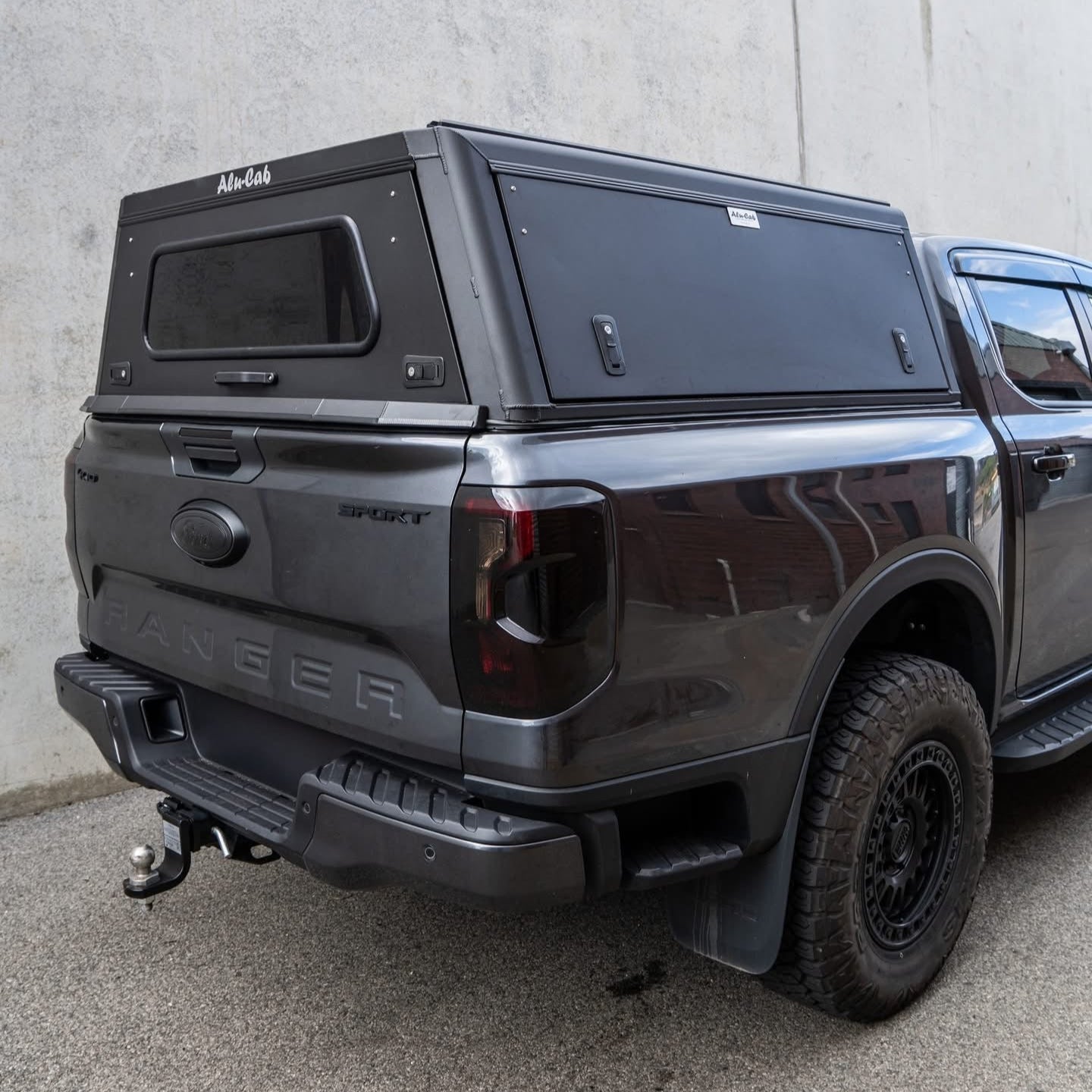 Hardtop en aluminium Alu-Cab Explorer 3 pour Ford Ranger Raptor 2023+, fixation robuste et finition durable, vu de face
