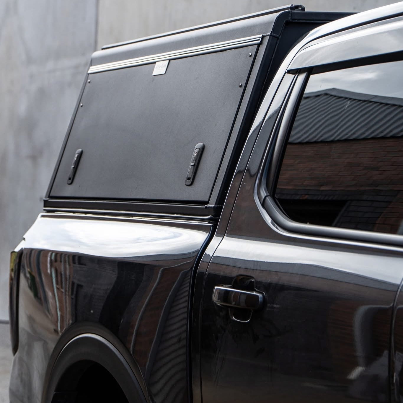 Hardtop en aluminium Alu-Cab Explorer 3 pour Ford Ranger Raptor 2023+, solide et durable, installé sur le véhicule.