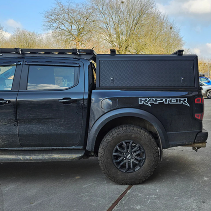 Hardtop en aluminium Alu-Cab Explorer 3 pour Ford Ranger Raptor 2023+, solide et adapté pour camping et transport.