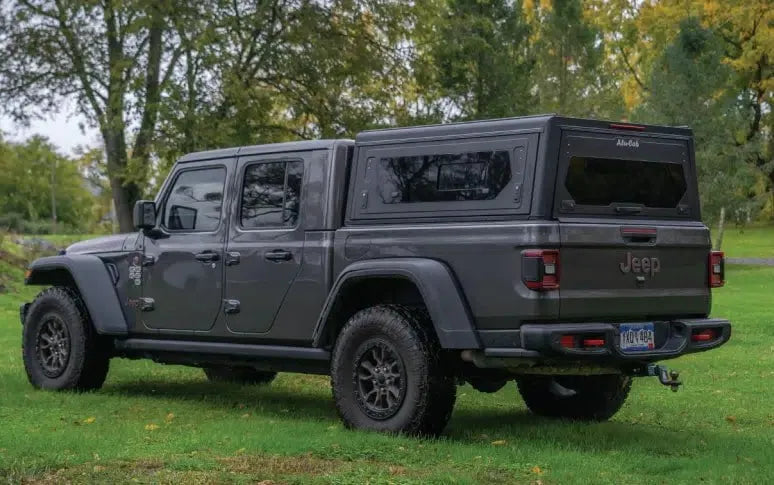 Hardtop Alu-Cab Contour pour Jeep Gladiator JT 2019+ en aluminium noir, robuste et résistant.
