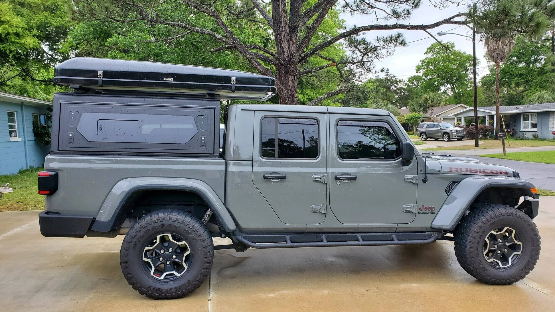 Hardtop en aluminium noir pour Jeep Gladiator JT 2019+ de la marque Alu-Cab Contour, robuste et résistant.