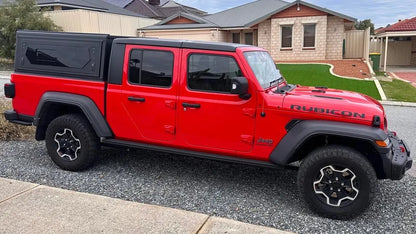 Hardtop Alu-Cab Contour en aluminium noir pour Jeep Gladiator JT 2019+, robuste et élégant, fixation sécurisée.