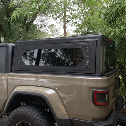 Hardtop Alu-Cab Contour en aluminium noir pour Jeep Gladiator JT 2019+, robuste et sécurisé.