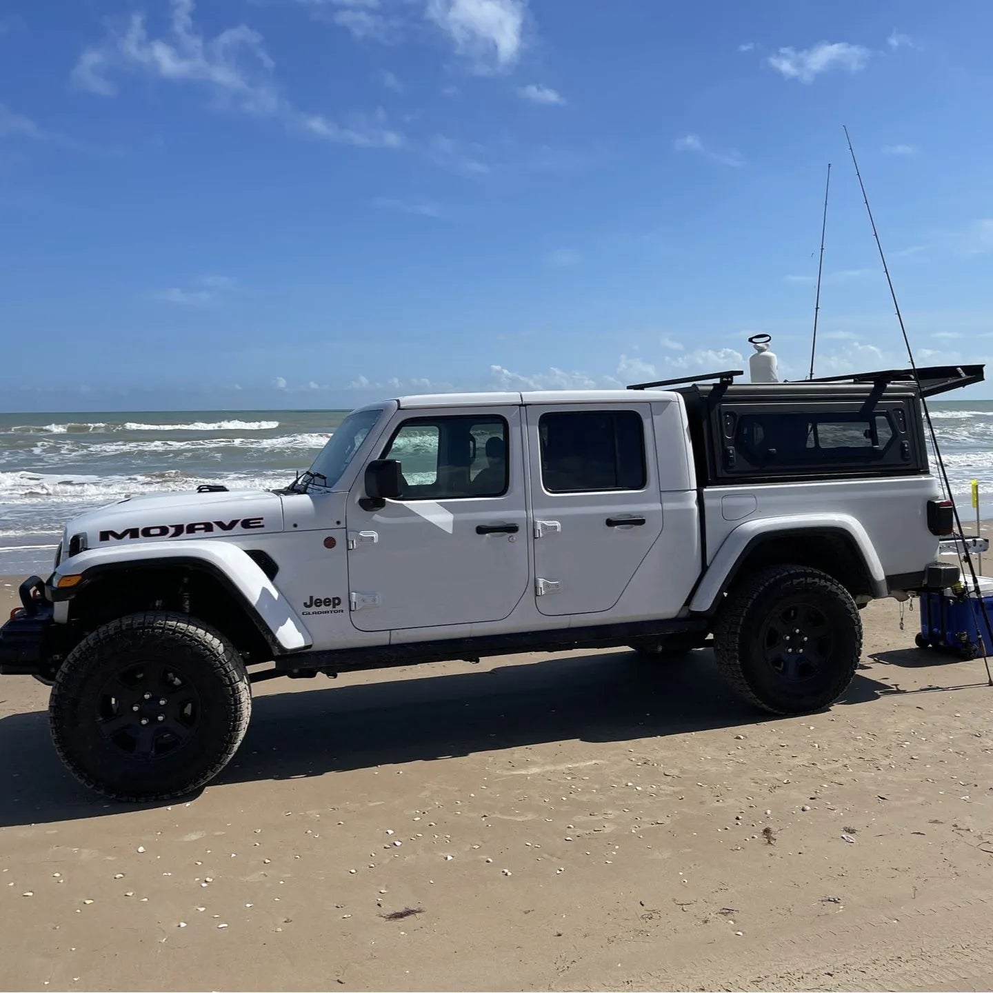 Hardtop Alu-Cab Contour en aluminium noir pour Jeep Gladiator JT 2019+, robuste et adapté à l'extérieur.