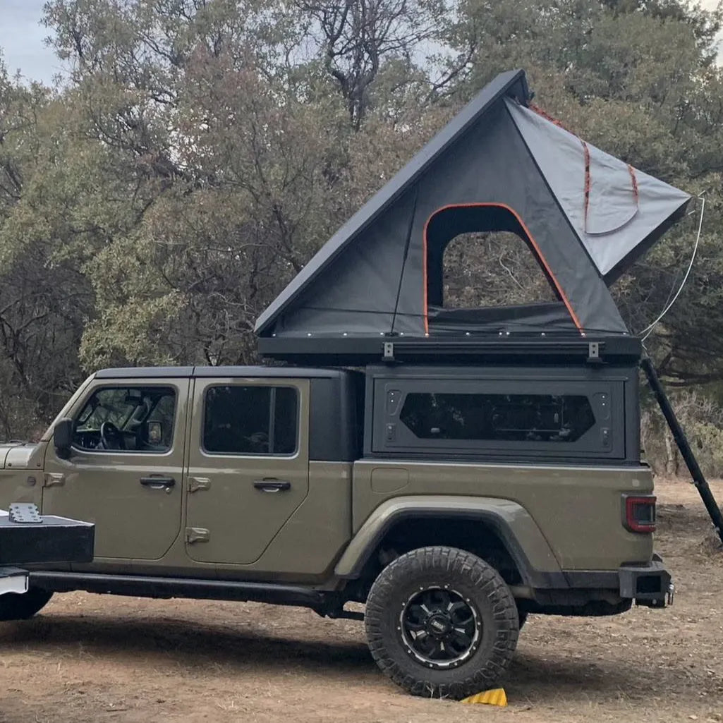 Hardtop Alu-Cab Contour pour Jeep Gladiator JT 2019+ en aluminium noir, robuste et léger, conçu pour un usage tout-terrain.