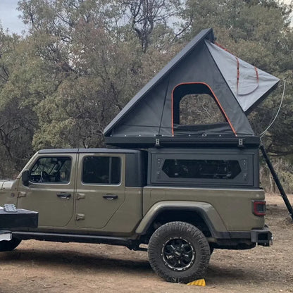 Hardtop Alu-Cab Contour pour Jeep Gladiator JT 2019+ en aluminium noir, robuste et léger, conçu pour un usage tout-terrain.