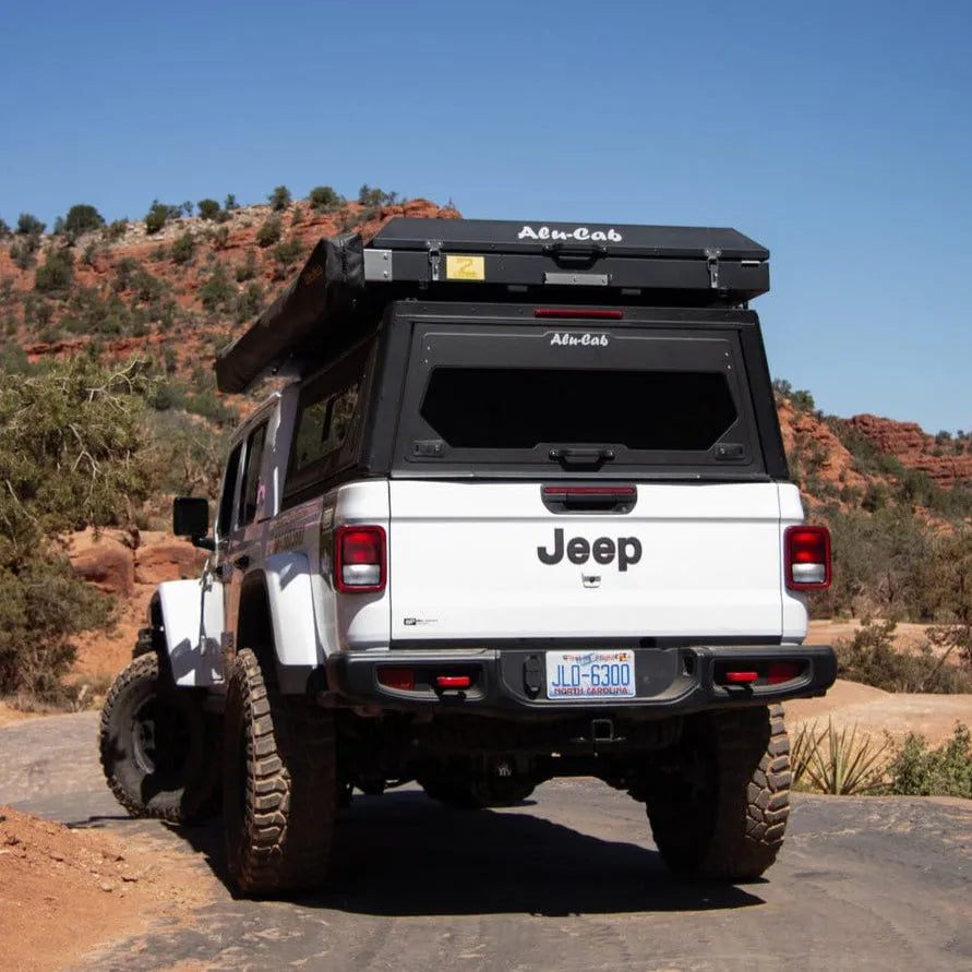 Hardtop Alu-Cab Contour en aluminium noir pour Jeep Gladiator JT 2019+, robuste et ajusté, vue de face.