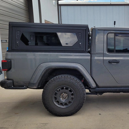 Hardtop en aluminium noir Alu-Cab Contour pour Jeep Gladiator JT 2019+ offrant une protection robuste et un style moderne.