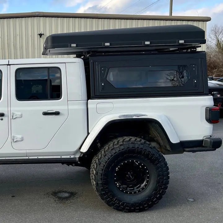 Hardtop Alu-Cab Contour en aluminium noir pour Jeep Gladiator JT 2019+, robuste et adapté à l'extérieur.