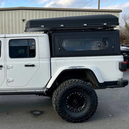 Hardtop Alu-Cab Contour en aluminium noir pour Jeep Gladiator JT 2019+, robuste et adapté à l'extérieur.