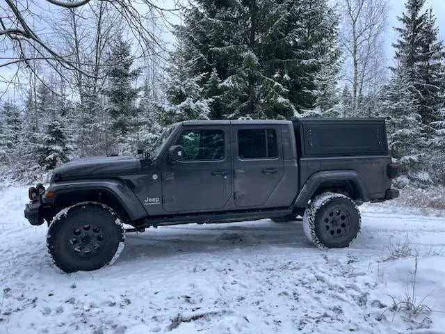 Hardtop en aluminium noir pour Jeep Gladiator JT 2019+ de la marque Alu-Cab Contour, robuste et sécurisé.