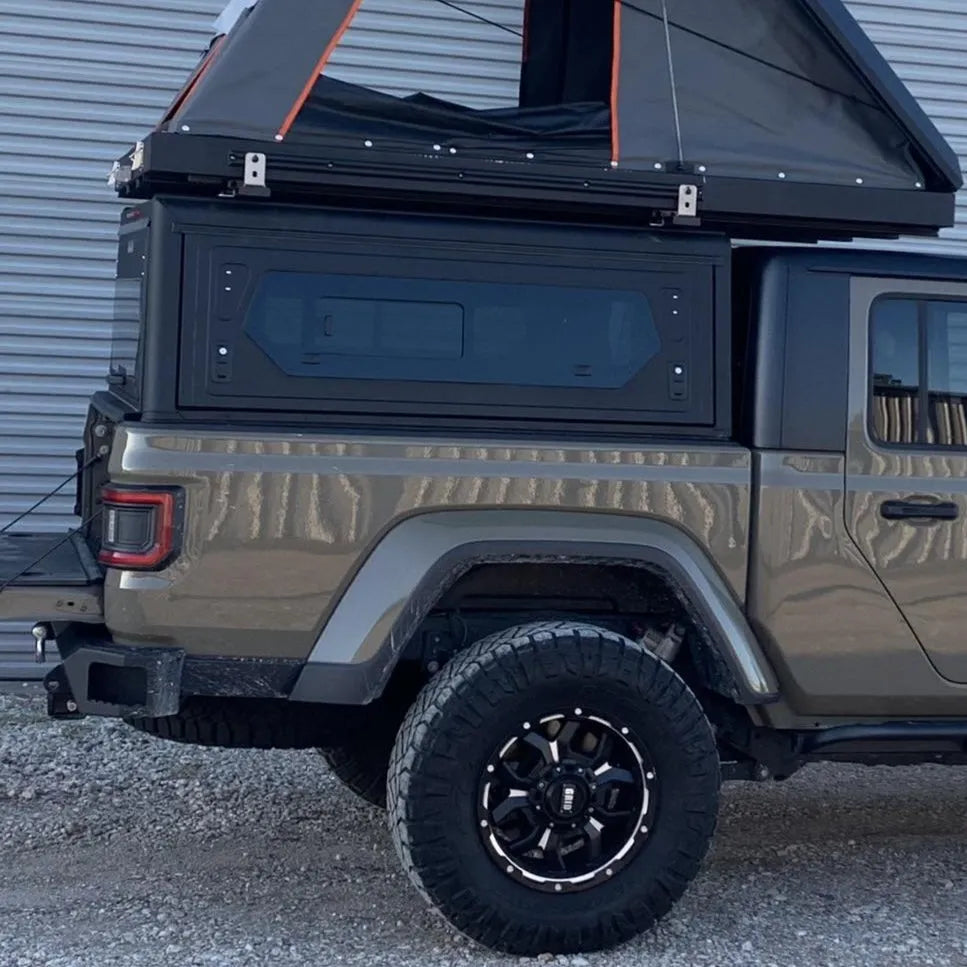 Hardtop Alu-Cab Contour en aluminium noir pour Jeep Gladiator JT 2019+ avec vue du dessus et détails du matériau.