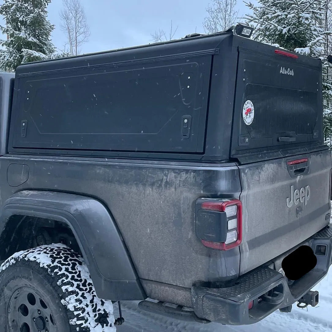 Hardtop Jeep Gladiator JT 2019+ Alu-Cab Contour en aluminium noir, robuste et résistant pour un véhicule tout-terrain.