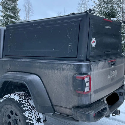 Hardtop Jeep Gladiator JT 2019+ Alu-Cab Contour en aluminium noir, robuste et résistant pour un véhicule tout-terrain.