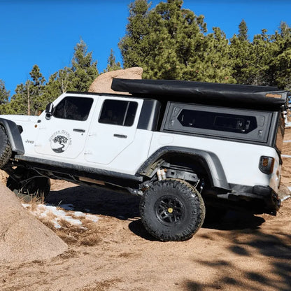Hardtop Alu-Cab Contour pour Jeep Gladiator JT 2019+ en aluminium noir, robuste et sécurisé pour véhicule tout-terrain.