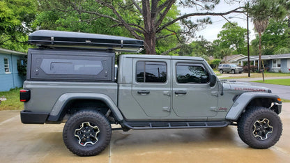 Hardtop Alu-Cab Contour en aluminium noir pour Jeep Gladiator JT 2019+ avec finition résistante et design robuste.