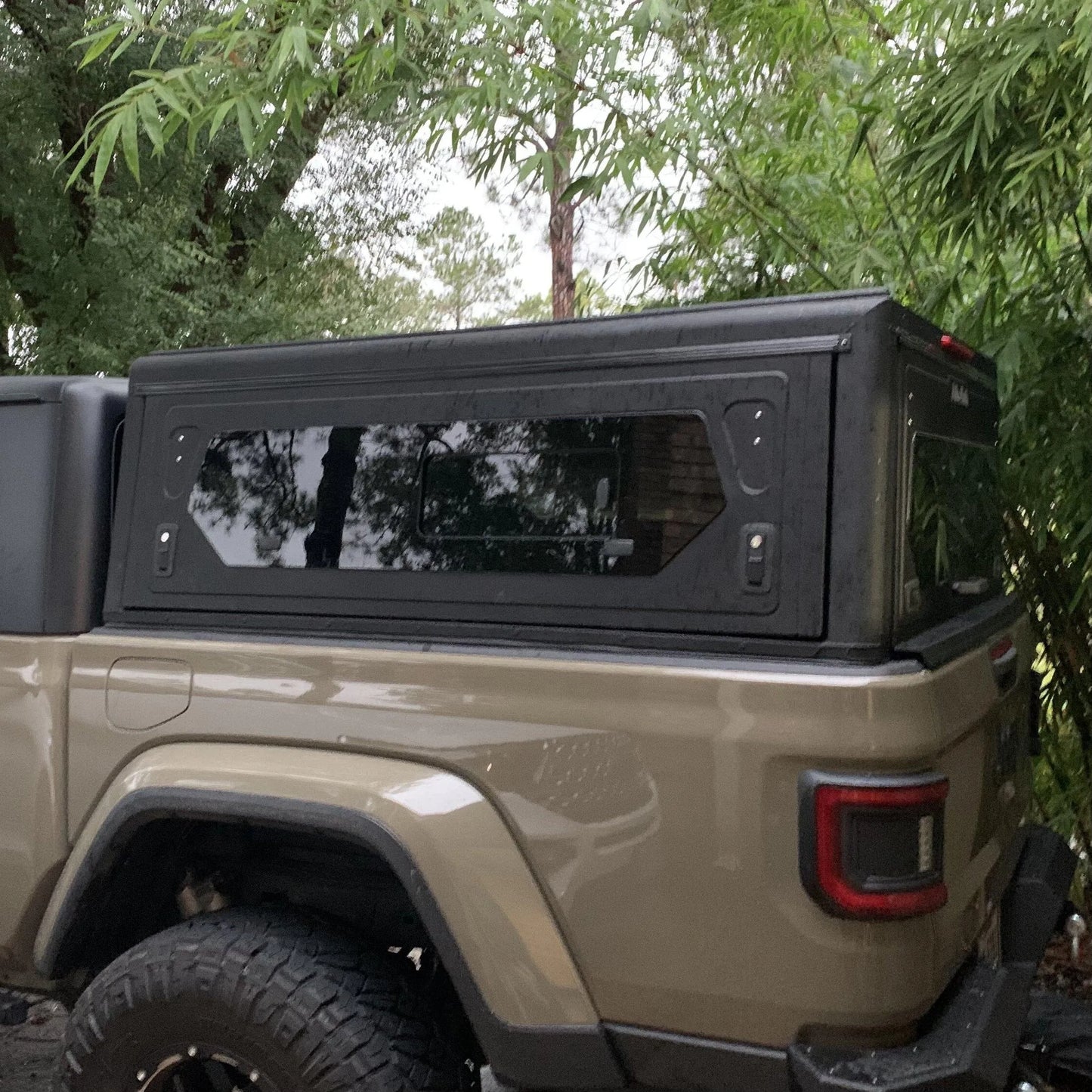 Hardtop en aluminium noir pour Jeep Gladiator JT 2019+ de la marque Alu-Cab, modèle Contour, vue de face.