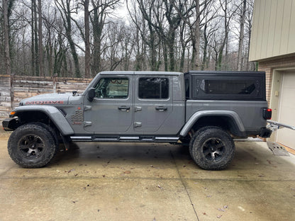 Hardtop Alu-Cab Contour en aluminium noir pour Jeep Gladiator JT 2019+, robuste et adapté à l'extérieur.