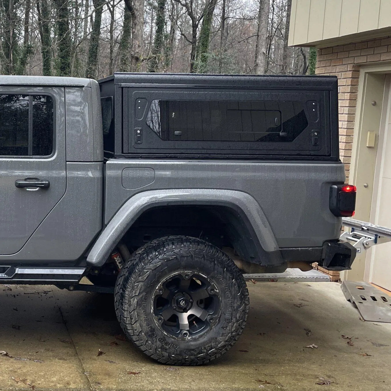 Hardtop en aluminium noir Alu-Cab Contour pour Jeep Gladiator JT 2019+, robuste et adapté à l'extérieur.
