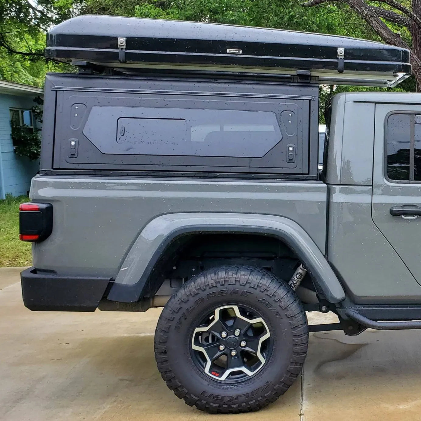 Hardtop Alu-Cab Contour en aluminium noir pour Jeep Gladiator JT 2019+, robuste et adapté à l'extérieur.