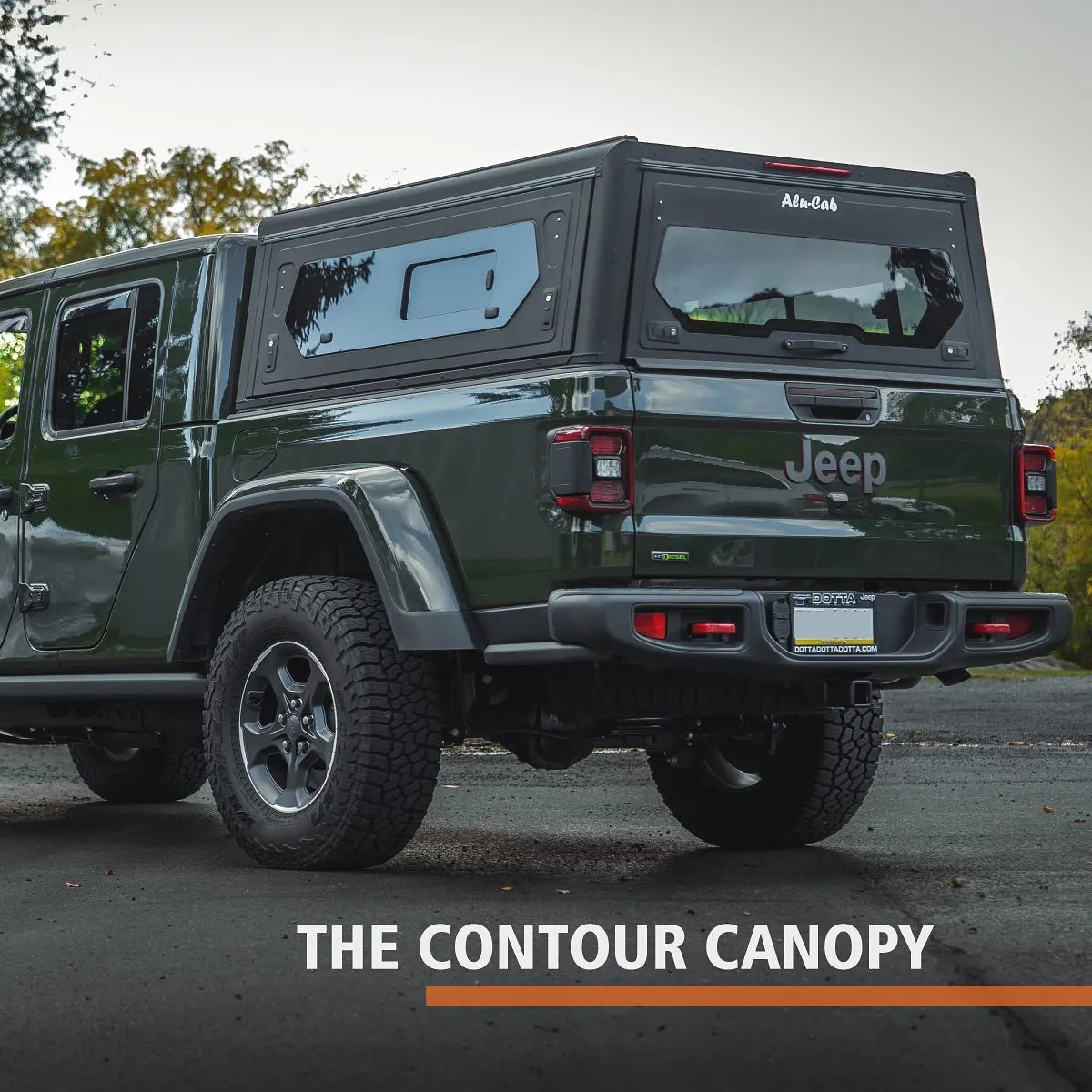 Hardtop Alu-Cab Contour en aluminium noir pour Jeep Gladiator JT 2019+, robuste et durable, vue de face.