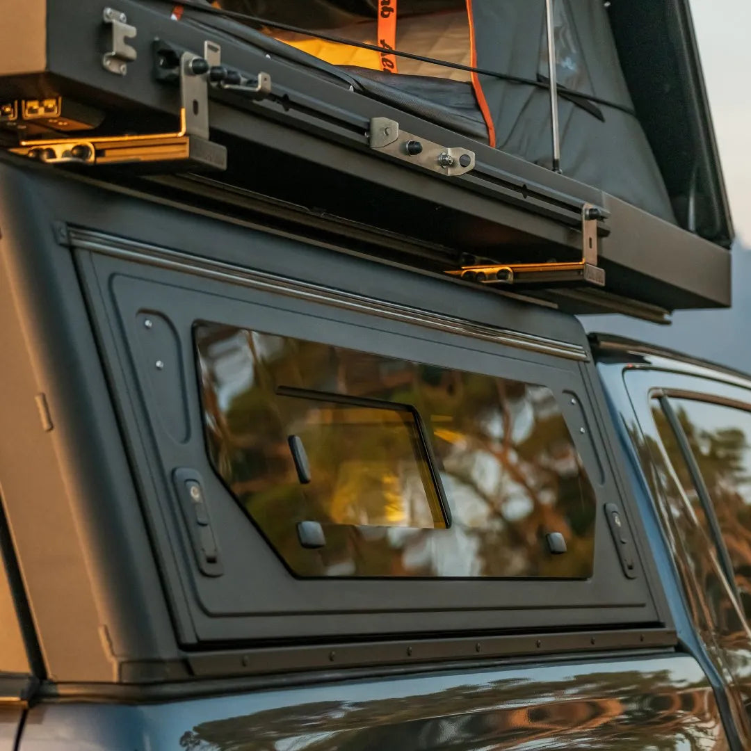 Hardtop Alu-Cab Contour en aluminium noir pour Jeep Gladiator JT 2019+ visible en image.