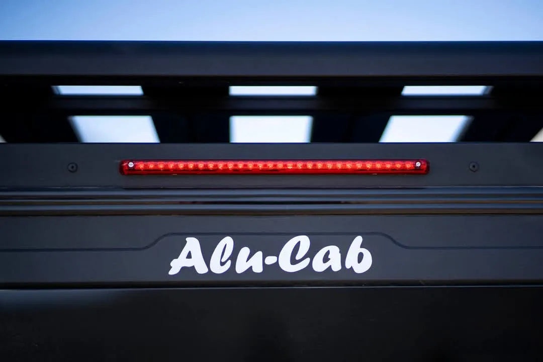 Hardtop en aluminium noir pour Jeep Gladiator JT 2019+ de la marque Alu-Cab Contour, robuste et résistant.