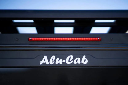 Hardtop en aluminium noir pour Jeep Gladiator JT 2019+ de la marque Alu-Cab Contour, robuste et résistant.