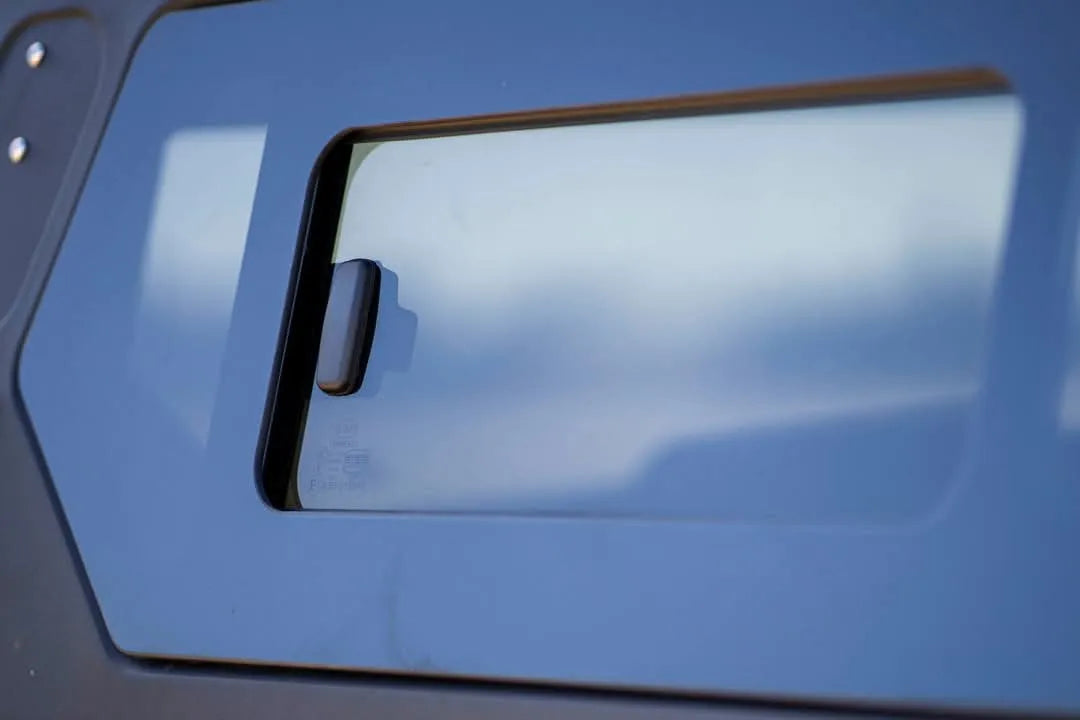 Hardtop Jeep Gladiator JT 2019+ Alu-Cab Contour en aluminium noir, robuste et léger, pour une protection optimale.