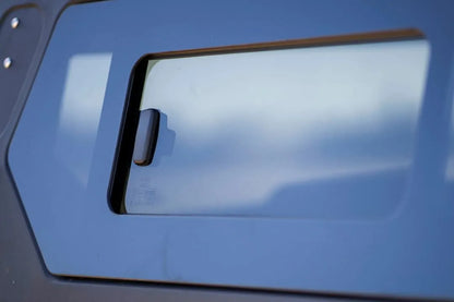 Hardtop Jeep Gladiator JT 2019+ Alu-Cab Contour en aluminium noir, robuste et léger, pour une protection optimale.