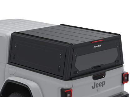 Hardtop Alu-Cab Contour pour Jeep Gladiator JT 2019+ en aluminium noir, robuste et résistant pour véhicule tout-terrain.