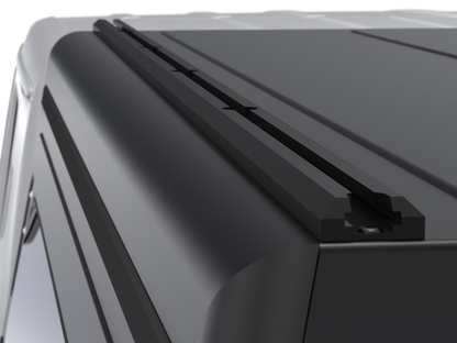 Hardtop Alu-Cab Contour pour Jeep Gladiator JT 2019+ en aluminium noir, robuste et résistant aux conditions extérieures.