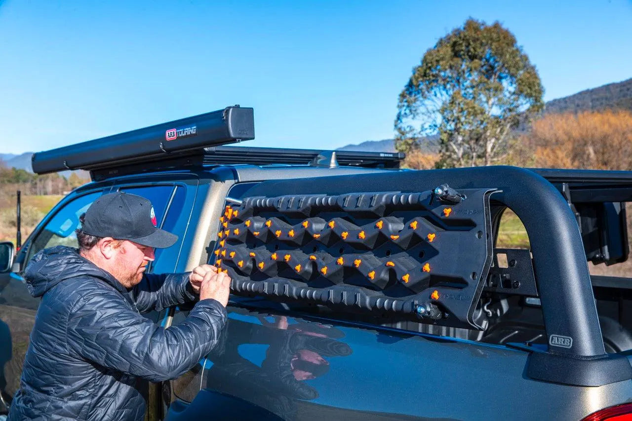 Support de benne ARB pour Ford Ranger 2023+ Double Cab avec galerie de toit, montage robuste et pratique pour le rangement.