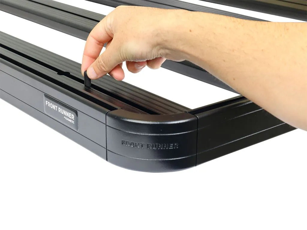 Kit galerie Slimline II Front Runner pour Suzuki Jimny 2018+, galerie de toit robuste avec rails élégants et fixation sécurisée.