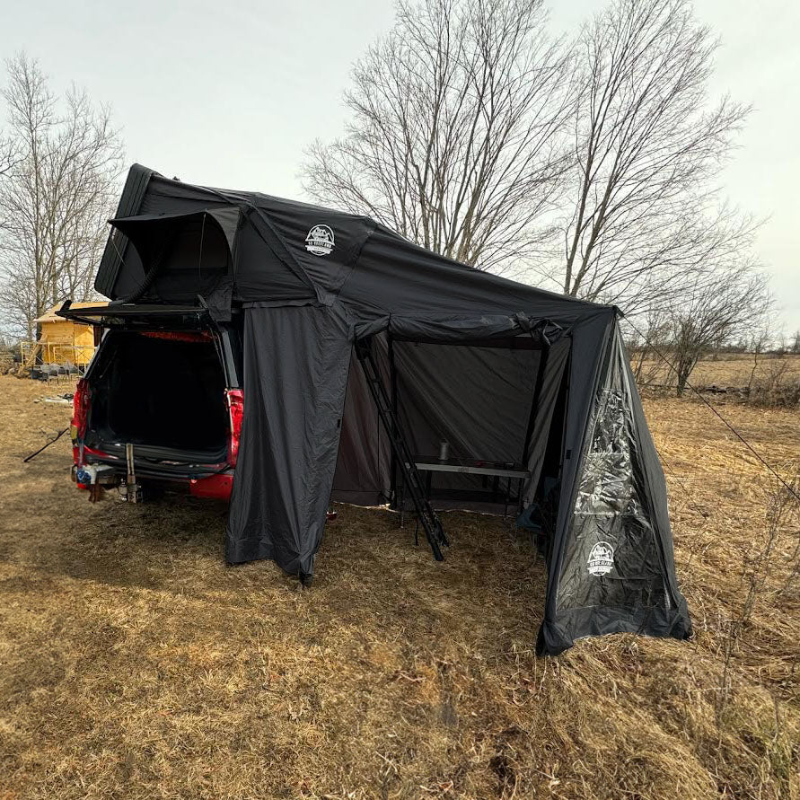 Annexe de tente de toit XL GO OVERLAND CANADA pour espace de vie 4x4, tissu résistant avec fenêtres zippées et entrée pratique.