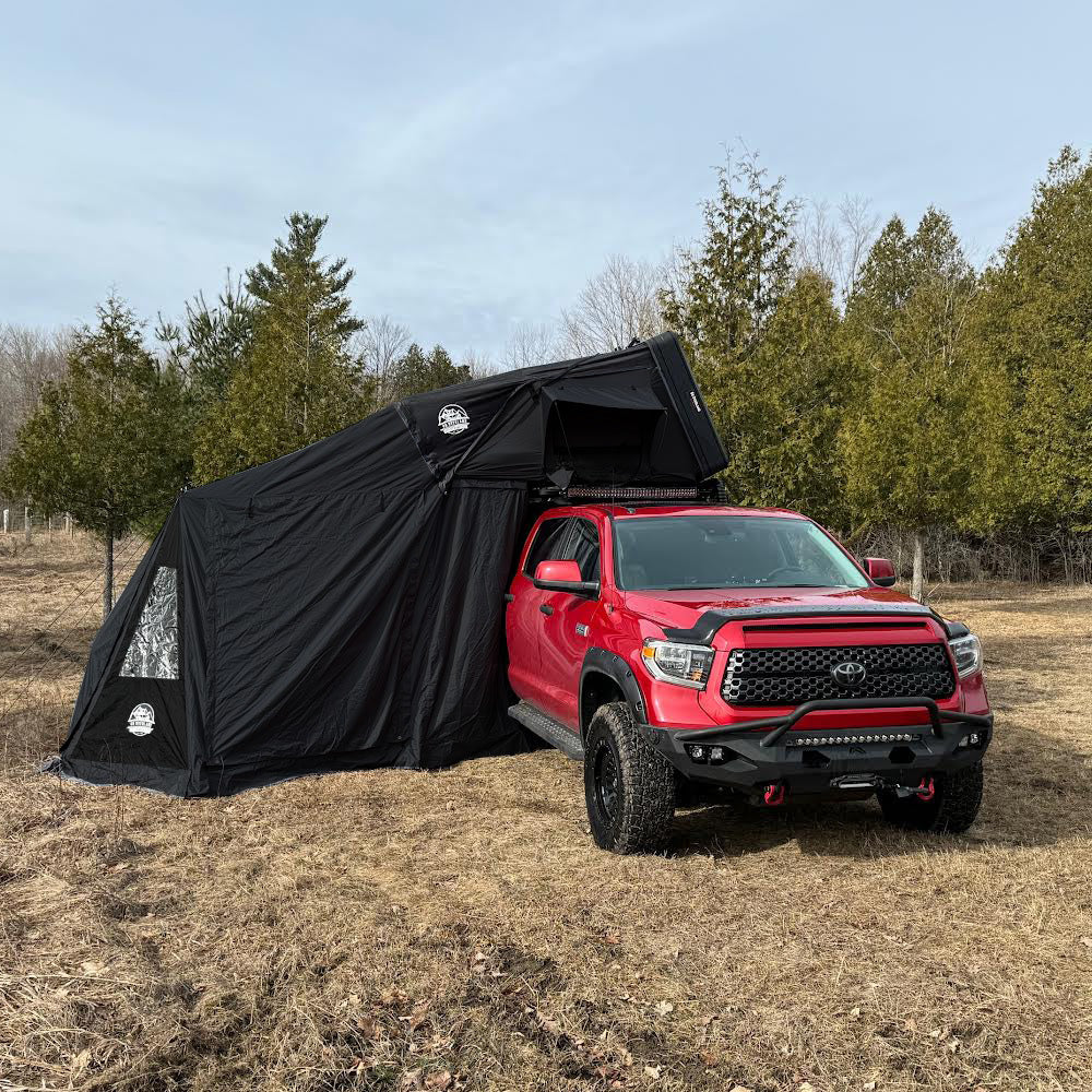 Annexe pour tente de toit XL GO OVERLAND CANADA, espace de vie 4x4, en tissu résistant, monté sur une tente de toit.
