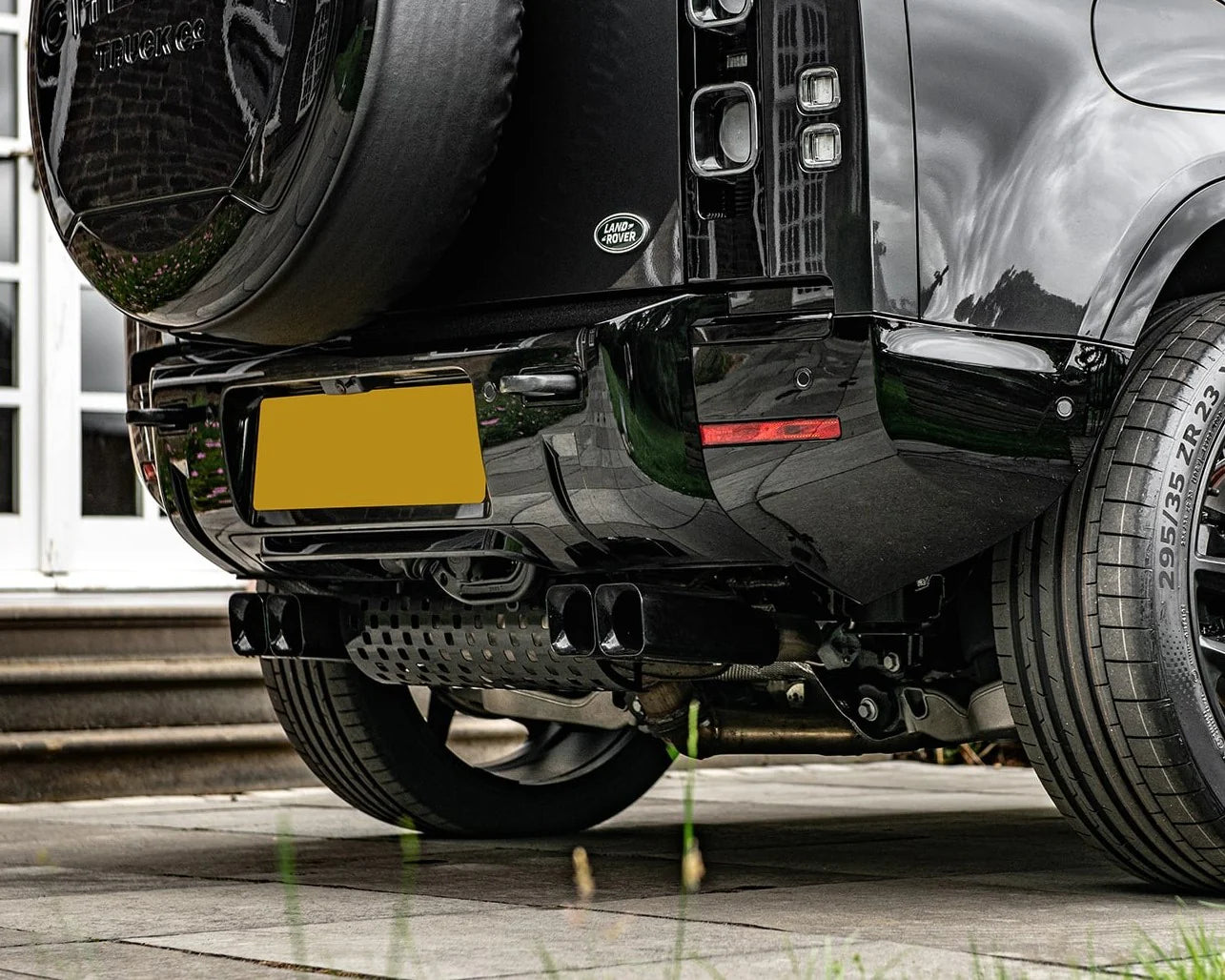 Échappement Quad Gloss Black KAHN pour Defender 110 V8 (2020+) sur Xperts4x4 Accessoires 4x4 Off-Road