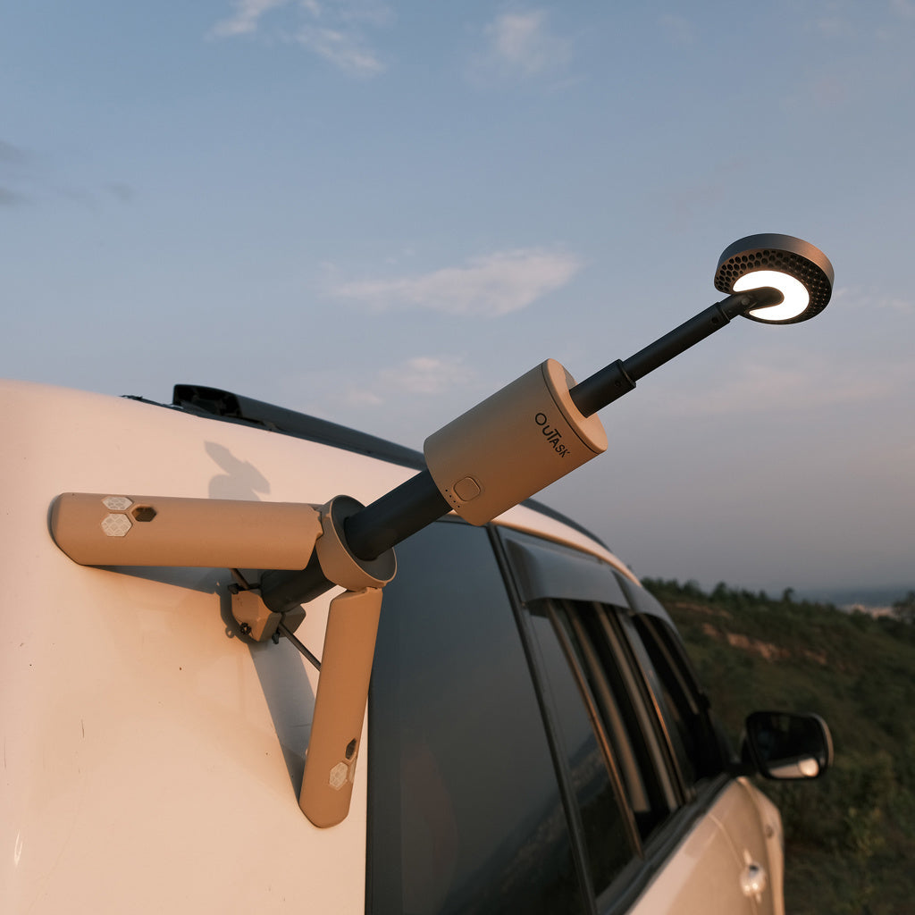 OuTask Lampe Télescopique Gris Clair - Outdoor LED 720° Rechargeable sur Xperts4x4 Accessoires 4x4 Off-Road
