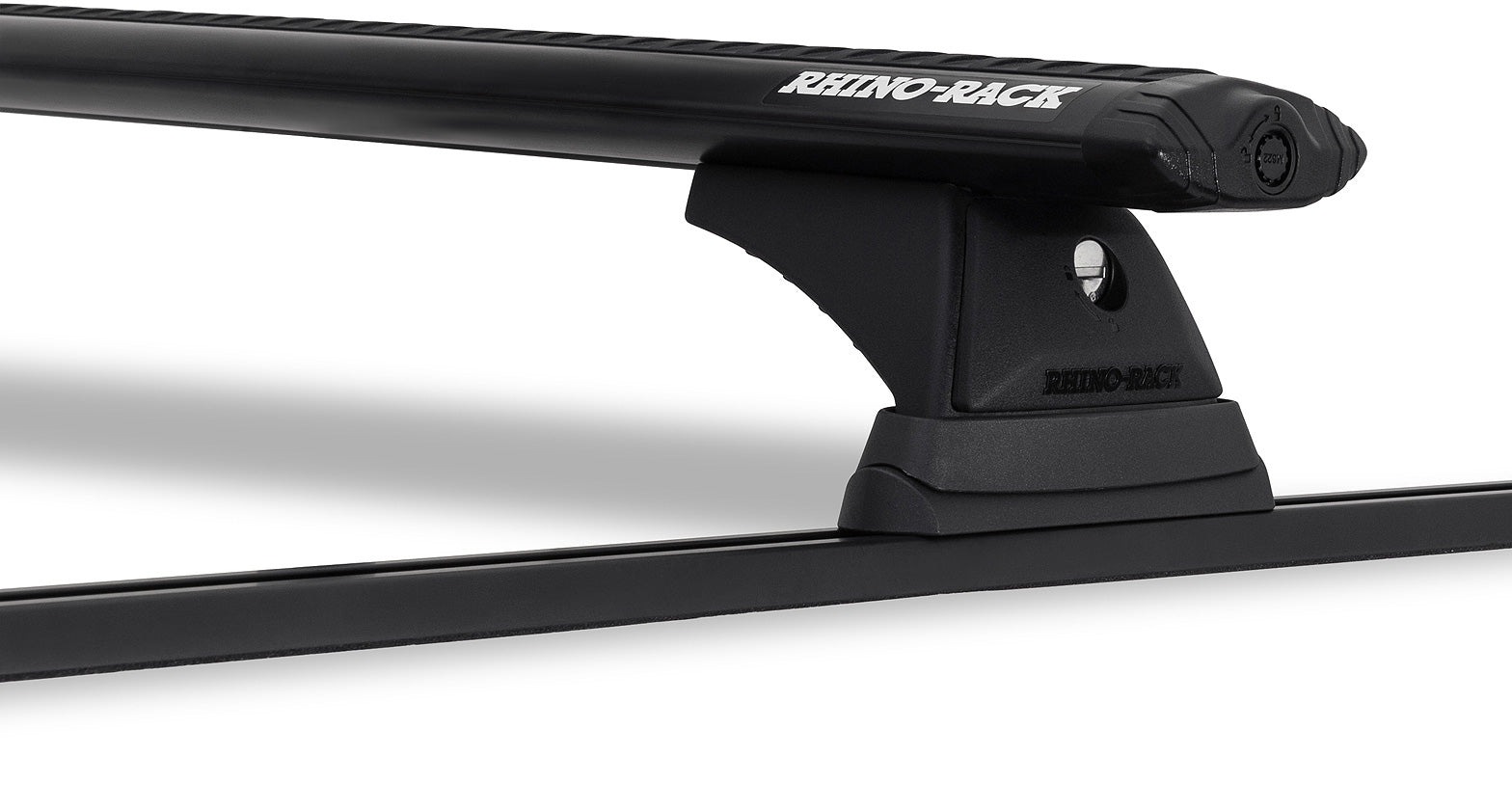 Deux barres de toit Vortex RHINO-RACK pour SUV ou 4x4, en aluminium, montées sur le toit avec fixation robuste.